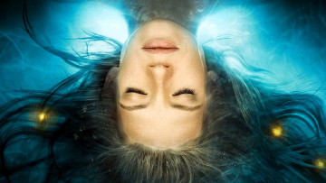 обоя кино фильмы, fringe , сериал, девушка, волосы, вода, огоньки