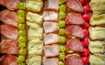 обоя еда, бутерброды,  гамбургеры,  канапе, редис, ветчина, сыр, колбаса, виноград, ассорти