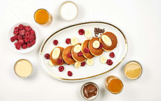 Обои картинки фото еда, блины,  оладьи, блюдо, оладьи, малина, крем, мед, сметана