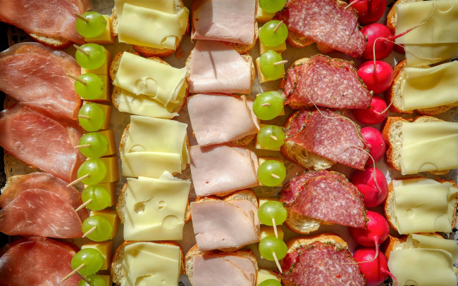 Обои картинки фото еда, бутерброды,  гамбургеры,  канапе, редис, ветчина, сыр, колбаса, виноград, ассорти