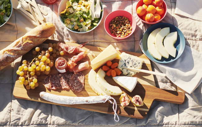 Обои картинки фото еда, разное, багет, виноград, фрукты, сыр, колбаса, ветчина