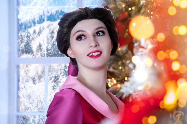 Обои картинки фото девушки, tomka violea, образ, косплей, наряд, костюм, окно, лицо, ёлка, новый, год