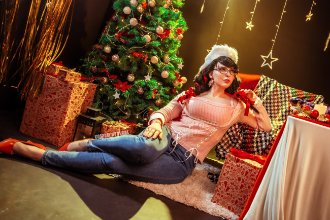 Обои картинки фото девушки, анастасия волкова , svizee, образ, косплей, наряд, костюм, шапка, очки, свитер, джинсы, новый, год, ёлка, диван, подарки