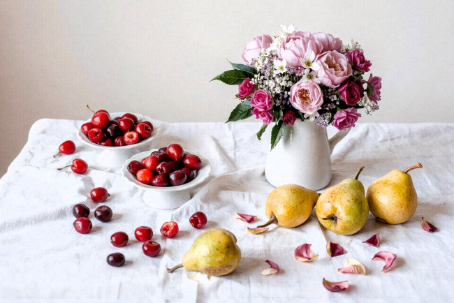 Обои картинки фото рисованное, еда, скатерть, черешни, цветы, букет, груши, лепестки