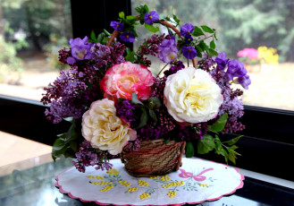 Картинка цветы букеты композиции сирень фрезии розы корзинка