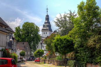 Картинка города улицы площади набережные цветы костел дома улица