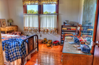 Картинка интерьер детская комната сельский занавески игрушки кровать зеркало комод