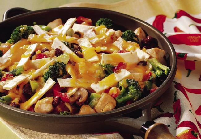 Обои картинки фото еда, вторые, блюда, перец, грибы, сковорода, брокколи