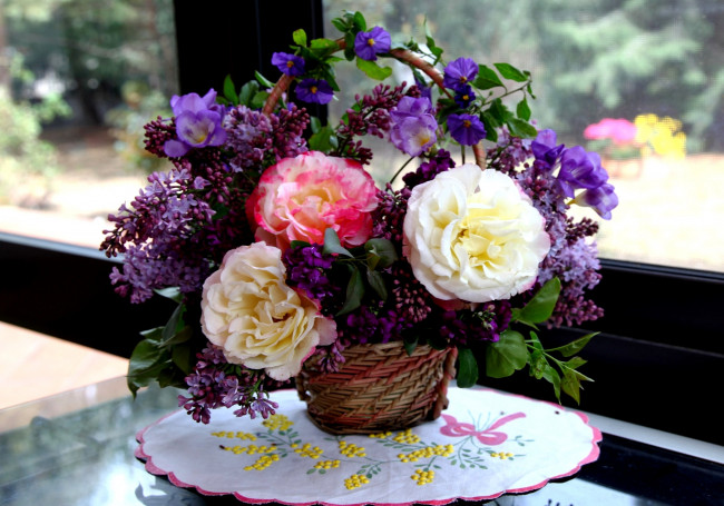 Обои картинки фото цветы, букеты, композиции, сирень, фрезии, розы, корзинка