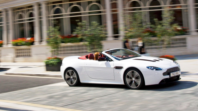 Обои картинки фото aston, martin, v12, vantage, автомобили