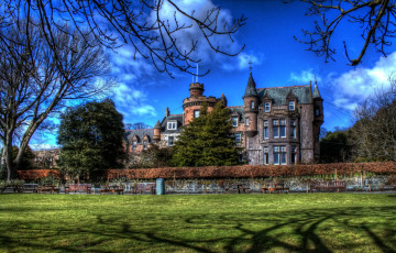 Картинка города -+здания +дома парк замок ограда лужайка