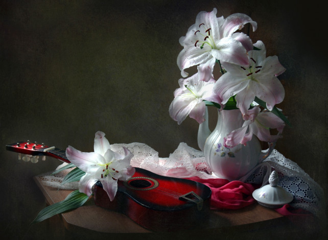 Обои картинки фото цветы, лилии,  лилейники, гитара, кувшин