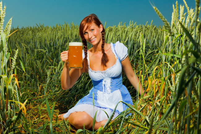 Обои картинки фото девушки, -unsort , рыжеволосые и другие цвета, кружка, поле