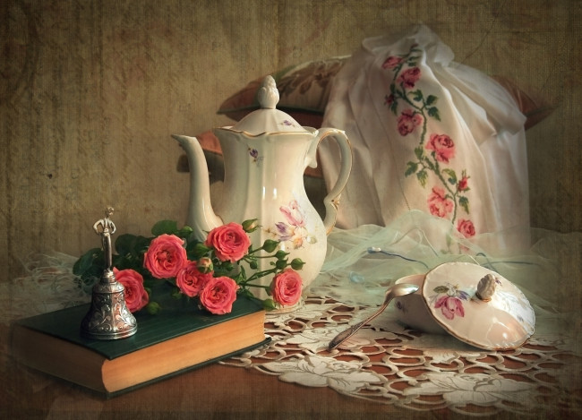 Обои картинки фото цветы, розы, вышивка, колокольчик, кувшин