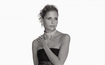 Картинка девушки sarah+michelle+gellar черно-белая актриса сара мишель геллар колье кольцо серьги украшения