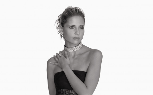 Обои картинки фото девушки, sarah michelle gellar, черно-белая, актриса, сара, мишель, геллар, колье, кольцо, серьги, украшения