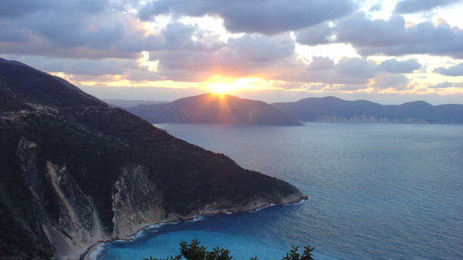 Обои картинки фото природа, побережье, море, горы, небо, закат, тучи