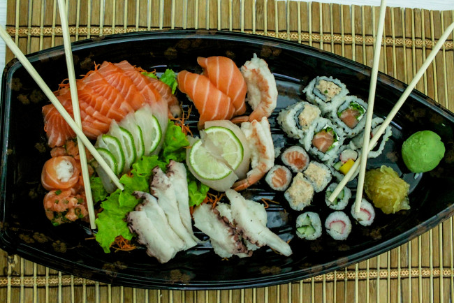 Обои картинки фото еда, рыба,  морепродукты,  суши,  роллы, деликатесы