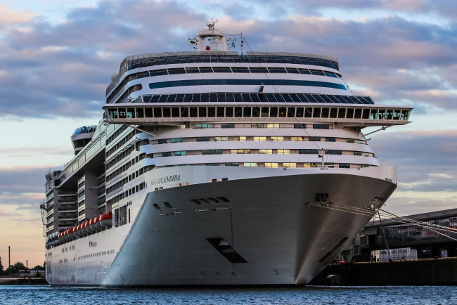 Обои картинки фото msc splendida in hamburg, корабли, лайнеры, лайнер, круиз