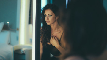 Картинка девушки -unsort+ брюнетки темноволосые топ цепочка зеркало брюнетка