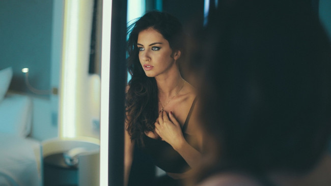 Обои картинки фото девушки, -unsort , брюнетки, темноволосые, топ, цепочка, зеркало, брюнетка