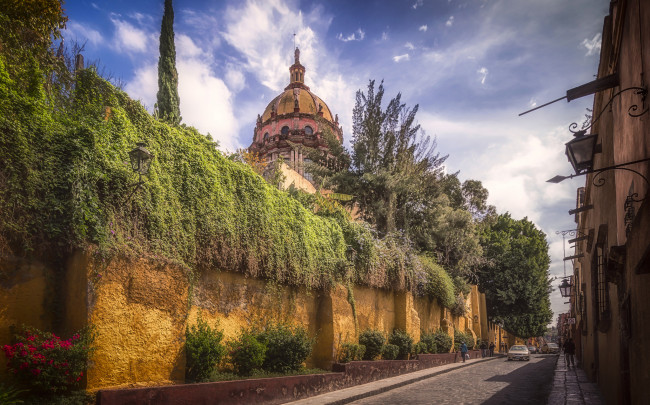 Обои картинки фото street canal in san miguel de allende, города, - улицы,  площади,  набережные, канал