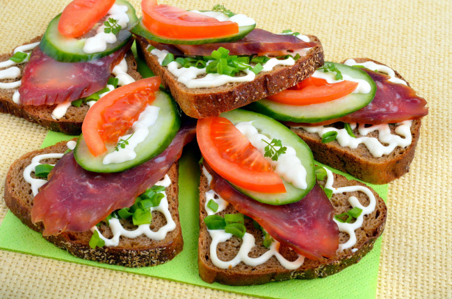 Обои картинки фото еда, бутерброды,  гамбургеры,  канапе, бутерброд, огурцы, хлеб, помидоры, мясо, томаты