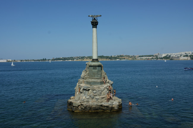 Обои картинки фото севастополь, города, - памятники,  скульптуры,  арт-объекты, отдыхающие, небо, море, памятник