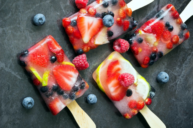 Обои картинки фото еда, мороженое,  десерты, малина, лед, клубника, лакомство