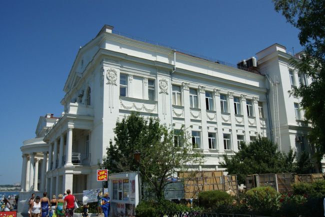 Обои картинки фото севастополь, города, - здания,  дома, небо, здание, прохожие, деревья