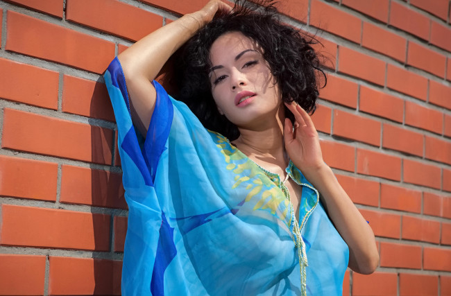 Обои картинки фото девушки, pammie lee, туника, стена, брюнетка, winon?, paula t, anastasia spitz, stasya bloom