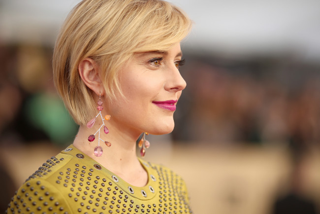 Обои картинки фото девушки, -unsort , лица,  портреты, greta, gerwig, блондинка, лицо, улыбка, серьги