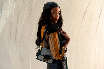 Картинка laura+harrier девушки чернокожая laura harrier модель актриса брюнетка темнокожая поза красотка девушка взгляд макияж лицо