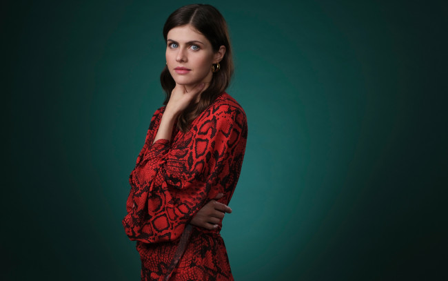 Обои картинки фото девушки, alexandra daddario, актриса, платье, шатенка