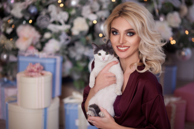 Обои картинки фото девушки, -unsort , блондинки,  светловолосые, сексуальная, девушка, кот, кошка, модель, портрет, лицо, макияж, флирт, красотка, взгляд, поза, блондинка, анютка, бережная