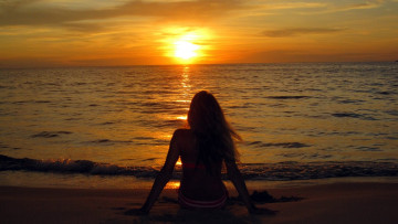 Картинка девушки -+рыжеволосые+и+разноцветные купальник море берег закат