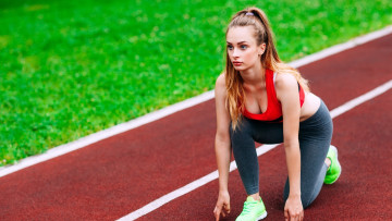 обоя спорт, бег, блондинка, топ, штаны, кроссовки, дорожка