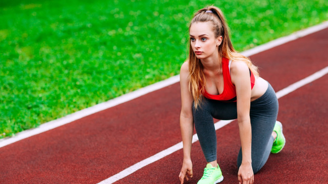 Обои картинки фото спорт, бег, блондинка, топ, штаны, кроссовки, дорожка