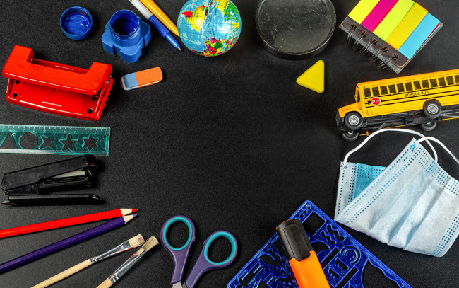 Обои картинки фото разное, канцелярия,  книги, карандаши, глобус, кисточки, маска