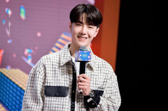 Картинка мужчины wang+yi+bo пиджак микрофон часы улыбка