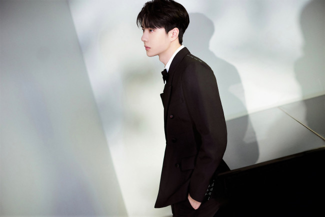 Обои картинки фото мужчины, wang yi bo, актер, певец, костюм