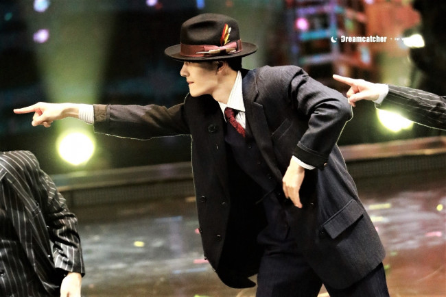 Обои картинки фото мужчины, wang yi bo, костюм, шляпа, танец