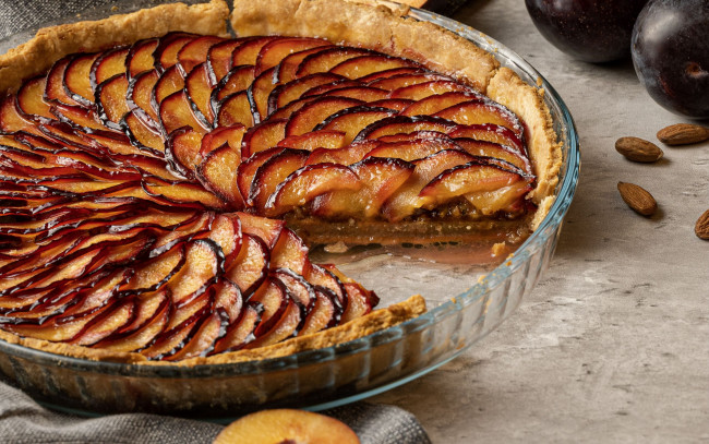 Обои картинки фото еда, пироги, сливовый, пирог, сливы