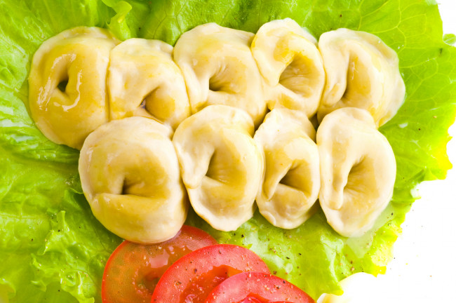 Обои картинки фото еда, пельмени,  манты,  вареники, помидоры, макро