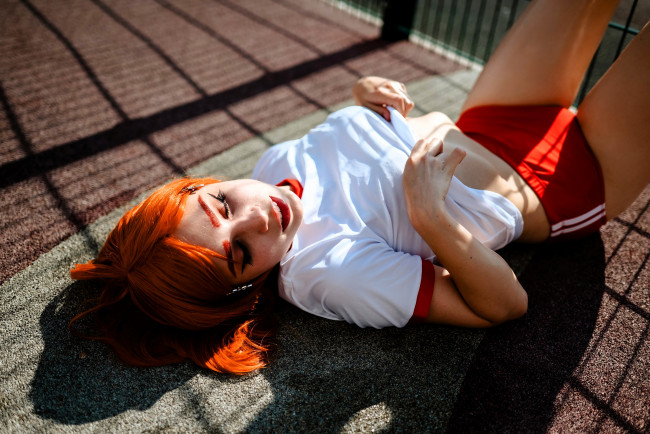 Обои картинки фото девушки, sofia lovegood, образ, футболка, шорты, рыжая, площадка