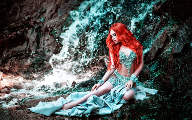 Обои картинки фото девушки, - рыжеволосые и разноцветные, рыжая, наряд, водопад, поток, скала