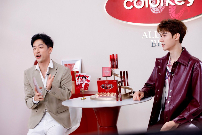 Обои картинки фото gong jun, разное, знаменитости, актер, куртка, ведущий, косметика, реклама