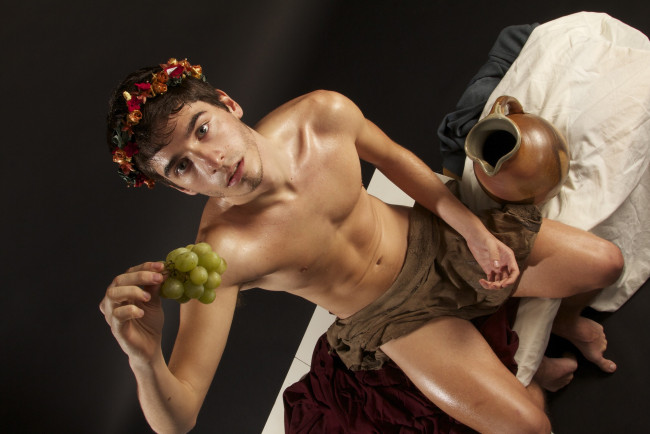 Обои картинки фото мужчины, -unsort, виноград, высокие, лодыжки, в, помещении, ягоды, еда, фрукты, смотрит, на, зрителя, вeнoк, сидя, кувшин