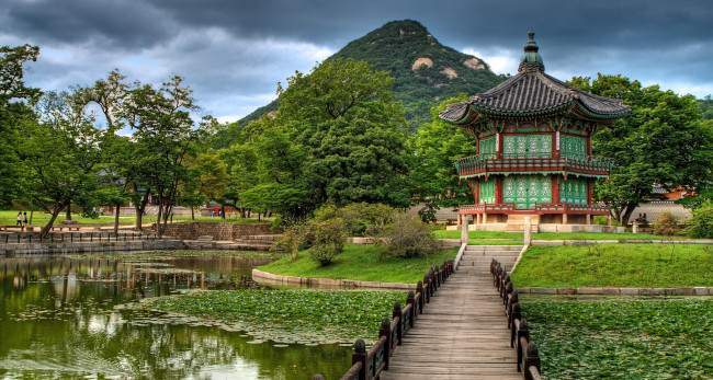 Обои картинки фото города, буддистские, другие, храмы, пагода, пруд, мостик, гора