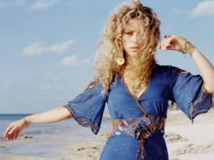 обоя музыка, shakira, жест, платье, браслеты